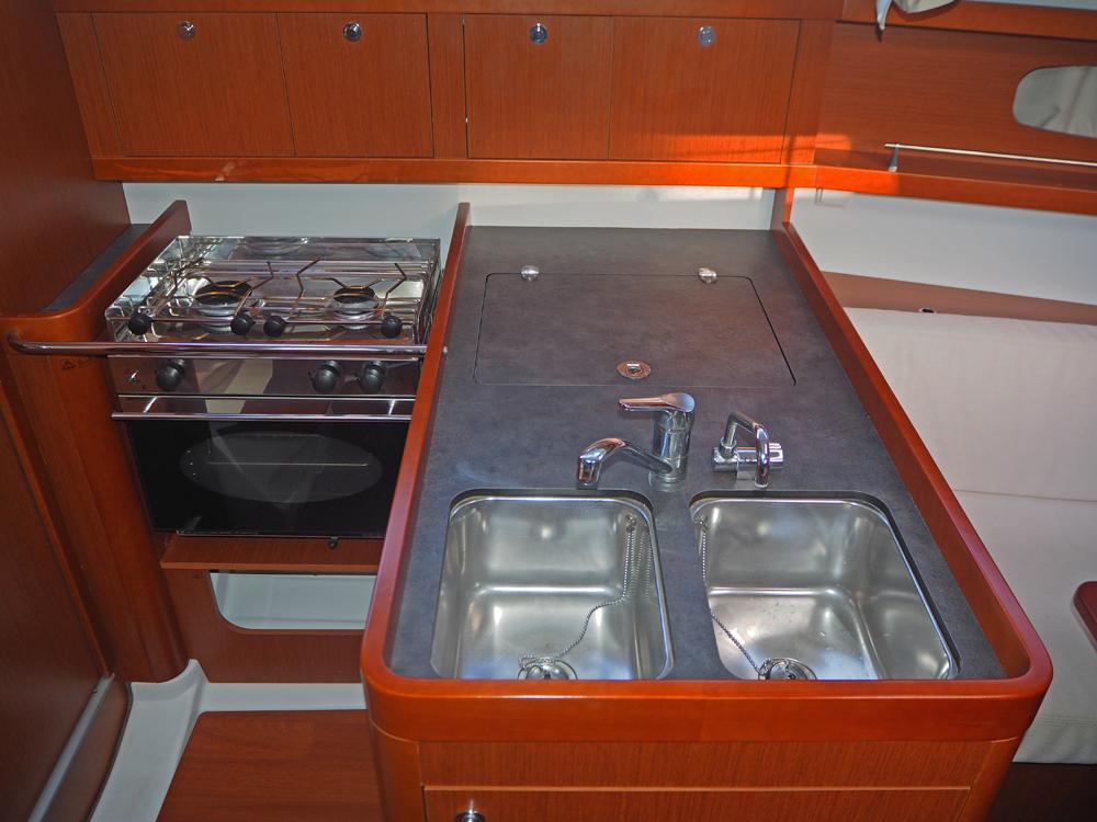 Saloon, Accommodation